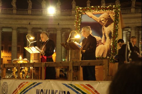 S.E. Mons. Angelo Comastri piazza san pietro veglia papa 200