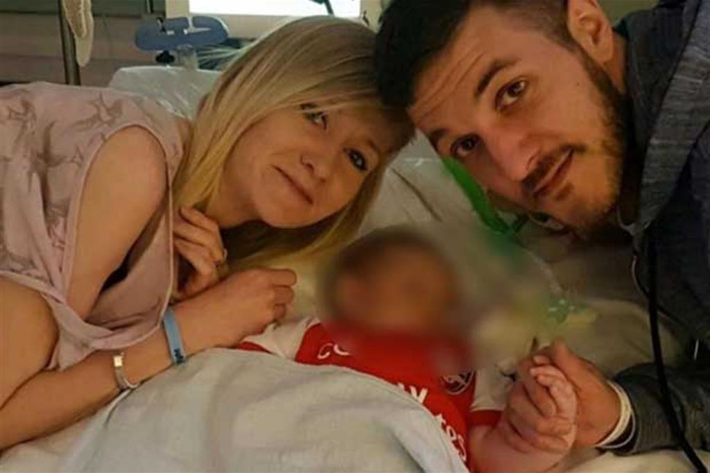 Charlie Gard con i genitori
